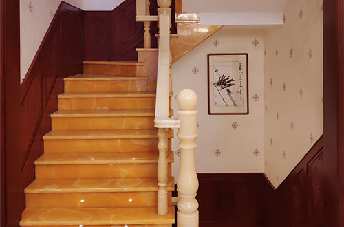 海南中式别墅室内汉白玉石楼梯的定制安装装饰效果