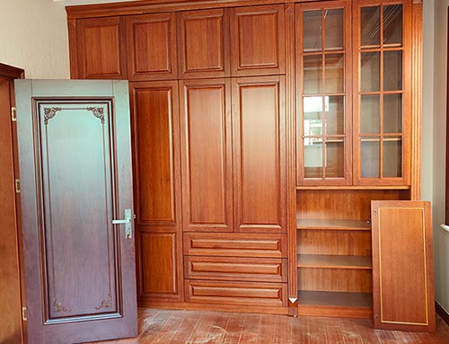 海南中式家庭装修里定制的实木衣柜效果图